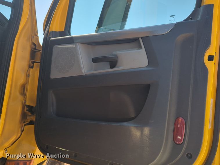 image for item NW9628 2021 Freightliner Cascadia 126 semi truck