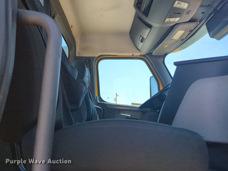 image for item NW9628 2021 Freightliner Cascadia 126 semi truck