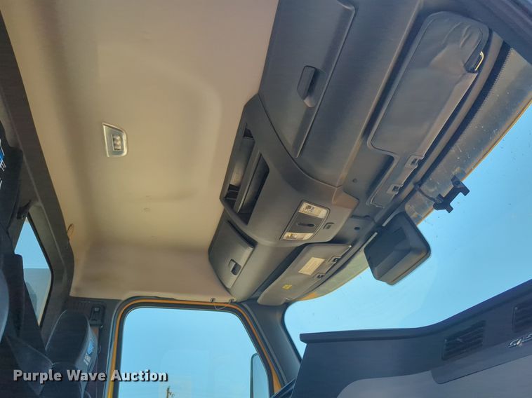 image for item NW9628 2021 Freightliner Cascadia 126 semi truck