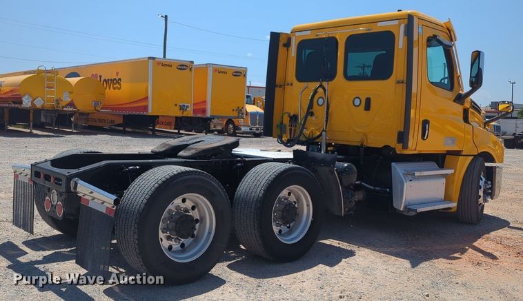 image for item NW9629 2021 Freightliner Cascadia 126 semi truck