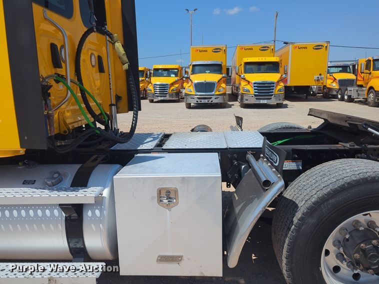 image for item NW9629 2021 Freightliner Cascadia 126 semi truck