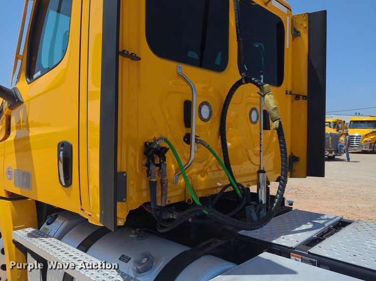 image for item NW9629 2021 Freightliner Cascadia 126 semi truck