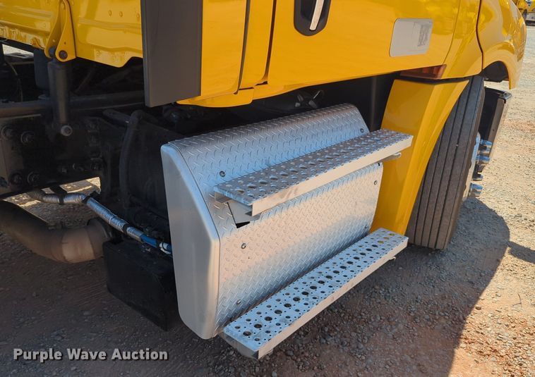 image for item NW9629 2021 Freightliner Cascadia 126 semi truck