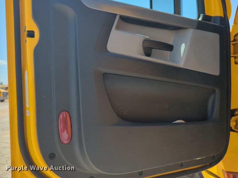 image for item NW9629 2021 Freightliner Cascadia 126 semi truck