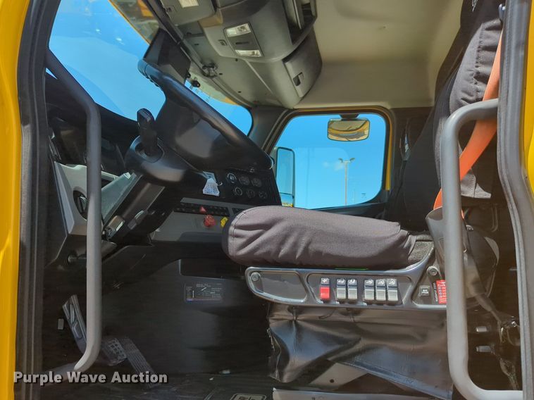 image for item NW9629 2021 Freightliner Cascadia 126 semi truck