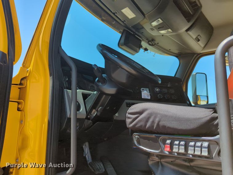 image for item NW9629 2021 Freightliner Cascadia 126 semi truck