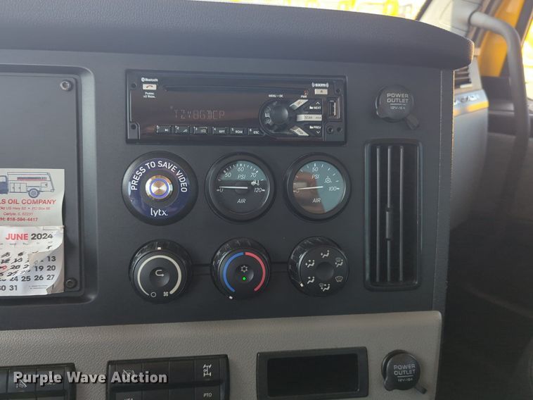 image for item NW9629 2021 Freightliner Cascadia 126 semi truck