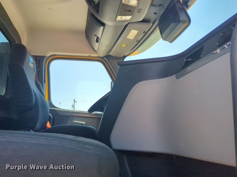 image for item NW9629 2021 Freightliner Cascadia 126 semi truck