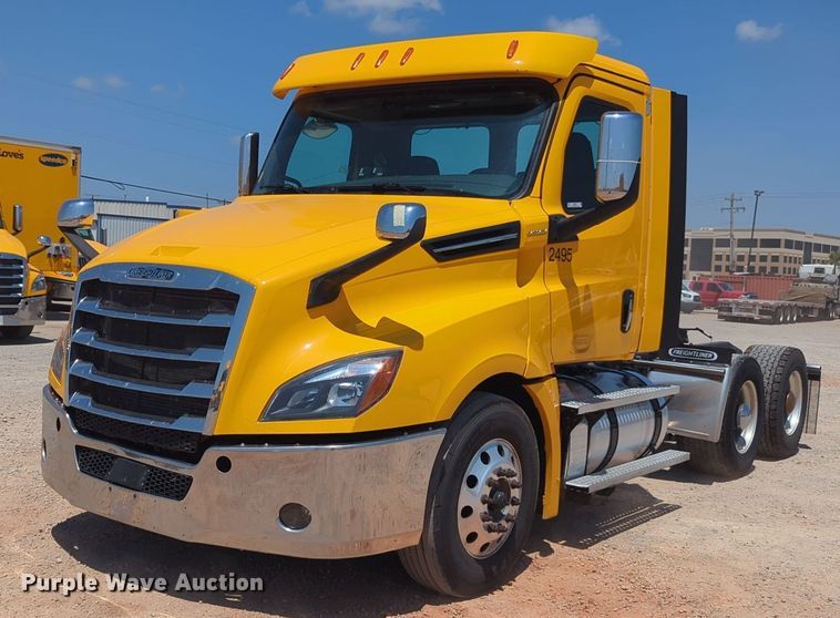 image for item NW9631 2020 Freightliner Cascadia 126 semi truck