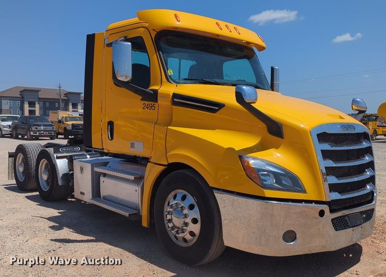 image for item NW9631 2020 Freightliner Cascadia 126 semi truck