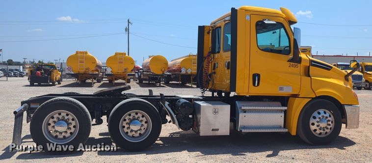 image for item NW9631 2020 Freightliner Cascadia 126 semi truck