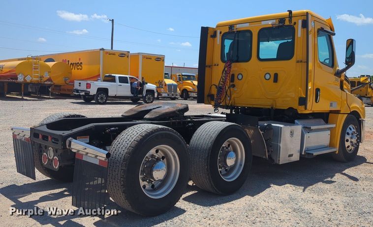 image for item NW9631 2020 Freightliner Cascadia 126 semi truck