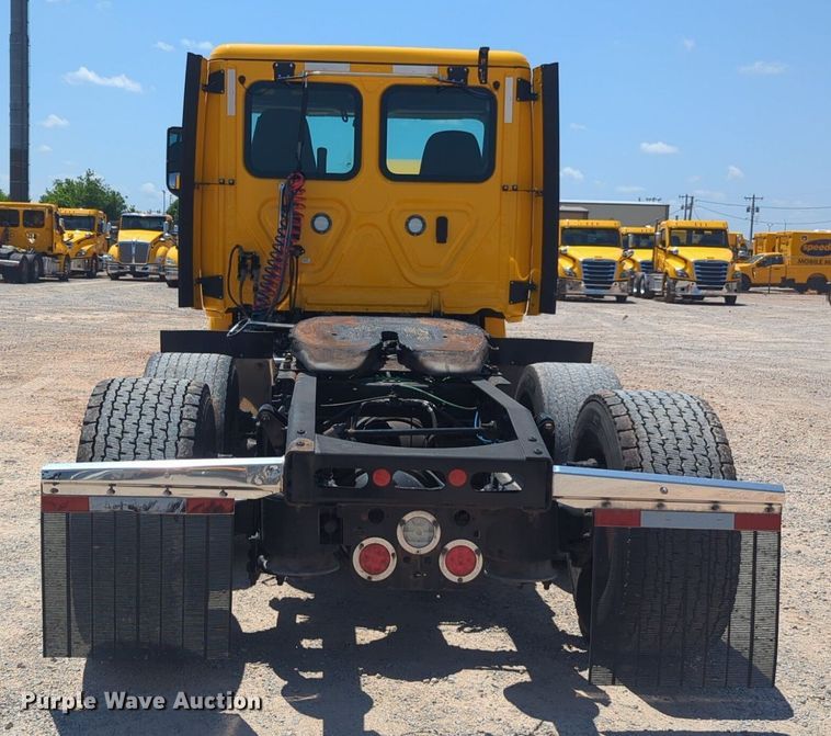 image for item NW9631 2020 Freightliner Cascadia 126 semi truck