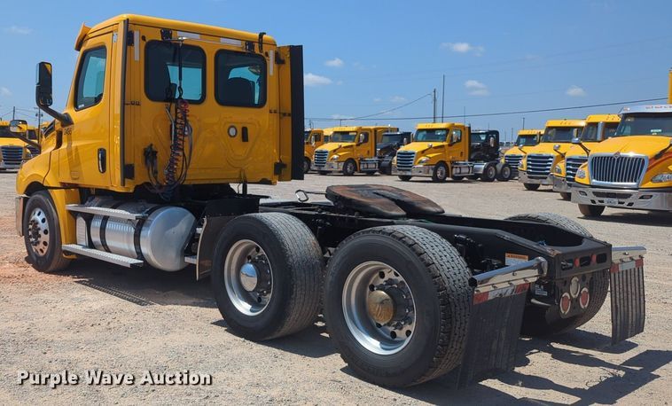 image for item NW9631 2020 Freightliner Cascadia 126 semi truck