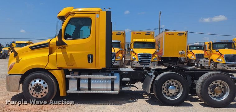 image for item NW9631 2020 Freightliner Cascadia 126 semi truck