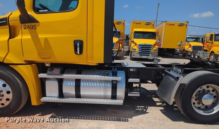 image for item NW9631 2020 Freightliner Cascadia 126 semi truck