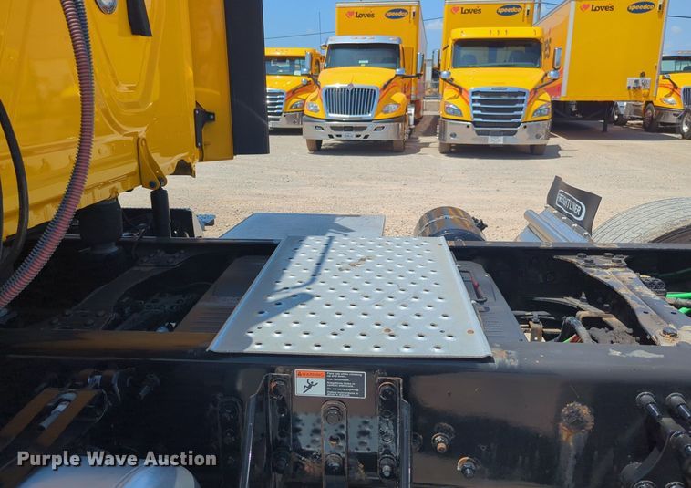 image for item NW9631 2020 Freightliner Cascadia 126 semi truck