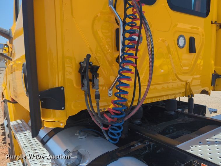 image for item NW9631 2020 Freightliner Cascadia 126 semi truck