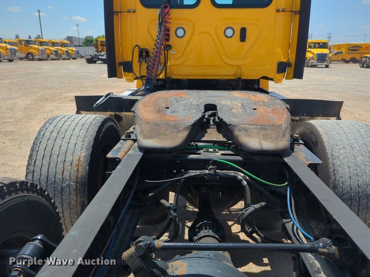 image for item NW9631 2020 Freightliner Cascadia 126 semi truck