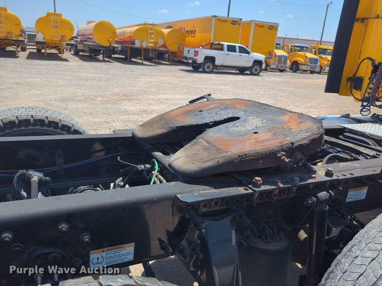 image for item NW9631 2020 Freightliner Cascadia 126 semi truck