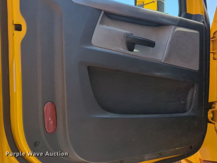 image for item NW9631 2020 Freightliner Cascadia 126 semi truck