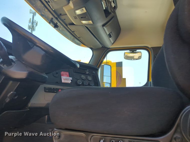 image for item NW9631 2020 Freightliner Cascadia 126 semi truck