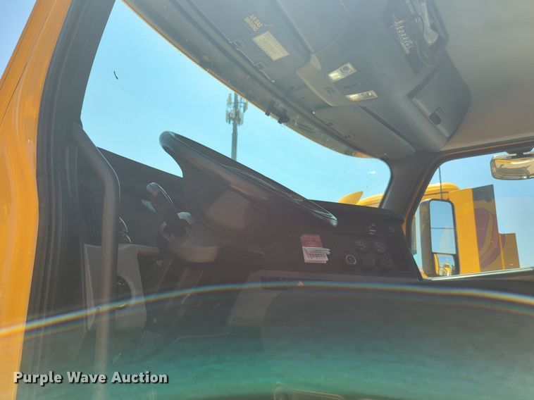 image for item NW9631 2020 Freightliner Cascadia 126 semi truck