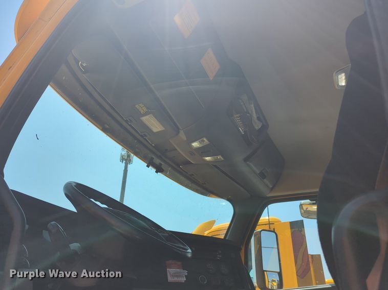 image for item NW9631 2020 Freightliner Cascadia 126 semi truck