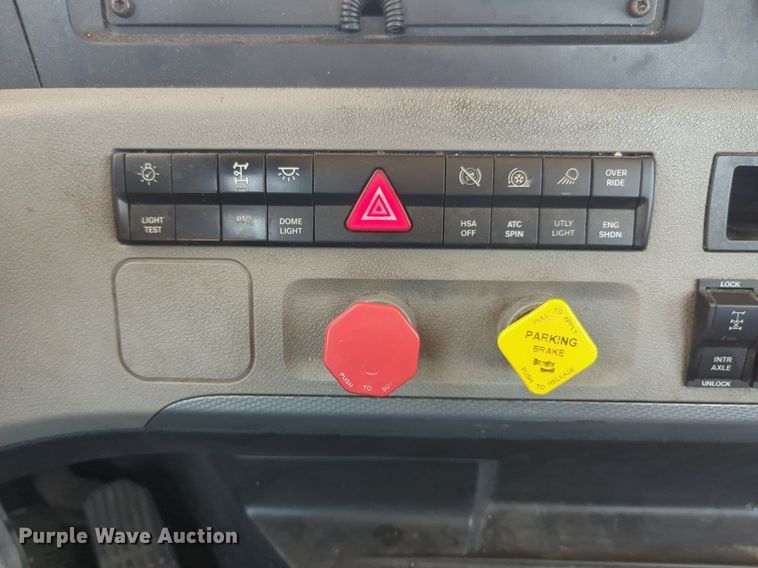 image for item NW9631 2020 Freightliner Cascadia 126 semi truck