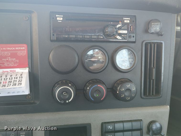 image for item NW9631 2020 Freightliner Cascadia 126 semi truck