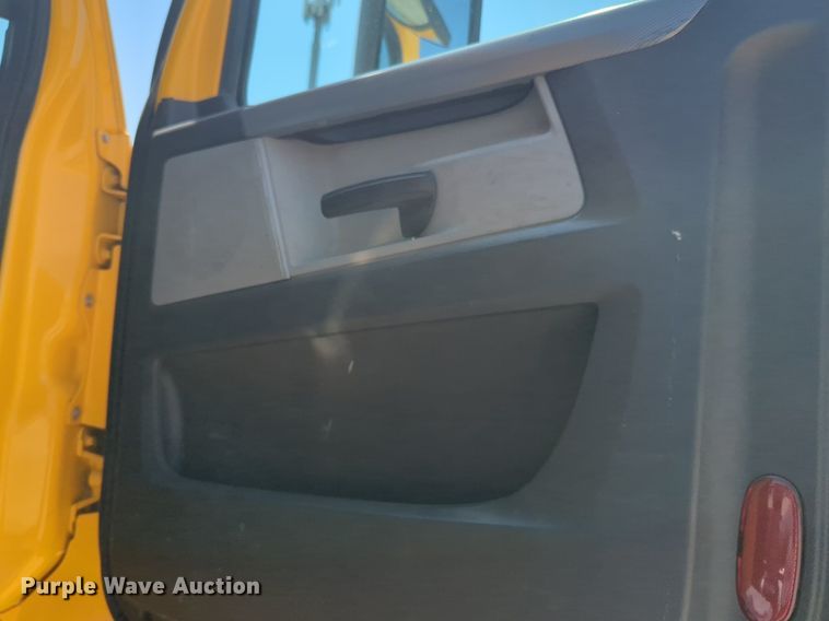 image for item NW9631 2020 Freightliner Cascadia 126 semi truck