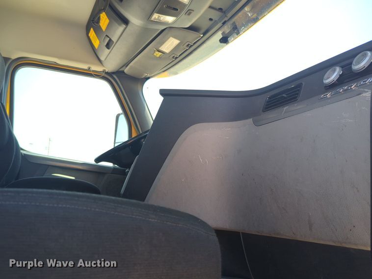 image for item NW9631 2020 Freightliner Cascadia 126 semi truck