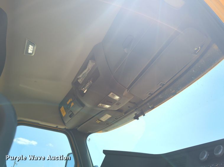 image for item NW9631 2020 Freightliner Cascadia 126 semi truck