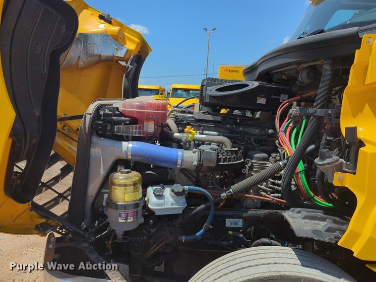 image for item NW9631 2020 Freightliner Cascadia 126 semi truck