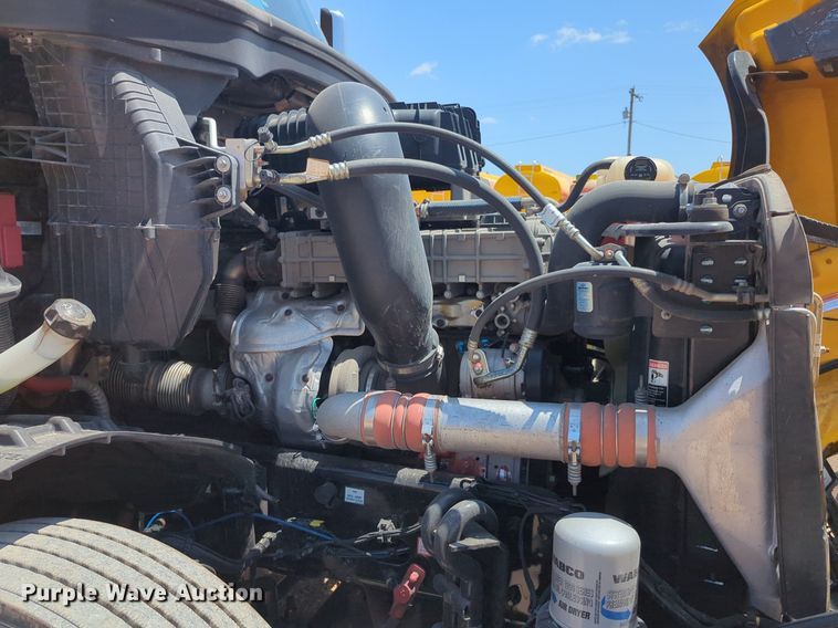 image for item NW9631 2020 Freightliner Cascadia 126 semi truck