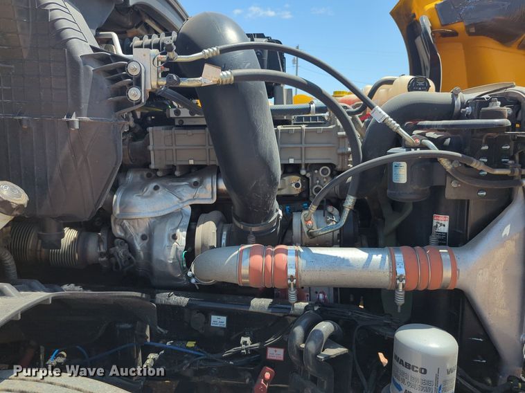 image for item NW9631 2020 Freightliner Cascadia 126 semi truck