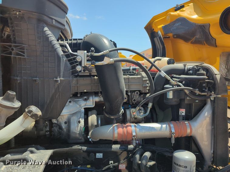 image for item NW9631 2020 Freightliner Cascadia 126 semi truck