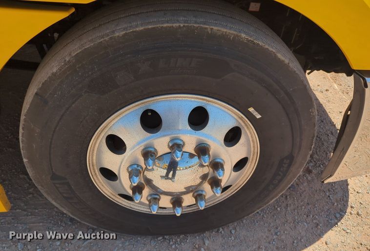 image for item NW9631 2020 Freightliner Cascadia 126 semi truck