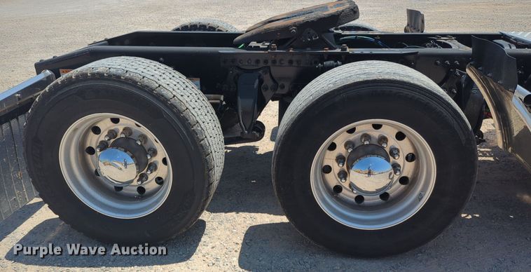 image for item NW9631 2020 Freightliner Cascadia 126 semi truck