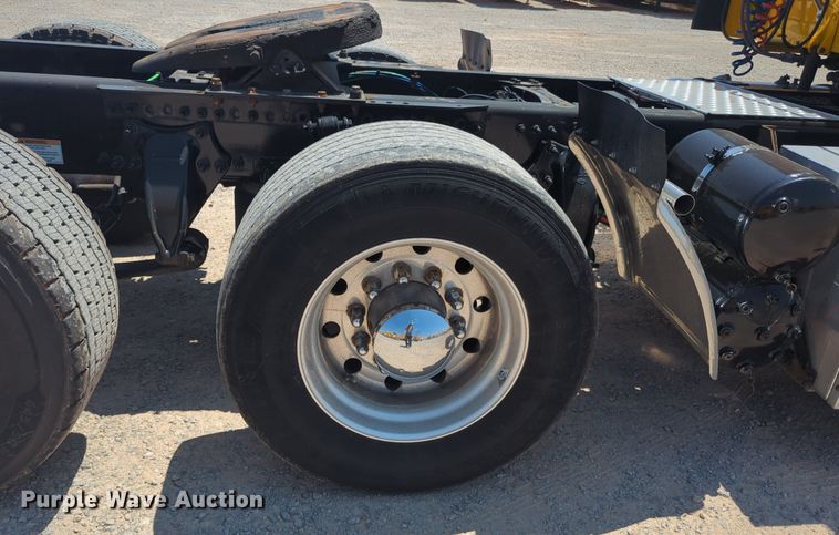 image for item NW9631 2020 Freightliner Cascadia 126 semi truck