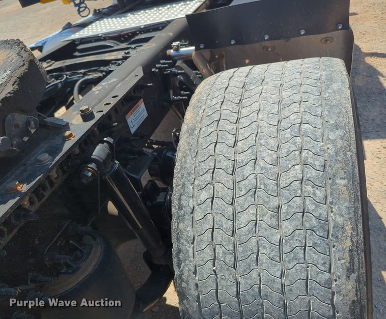 image for item NW9631 2020 Freightliner Cascadia 126 semi truck