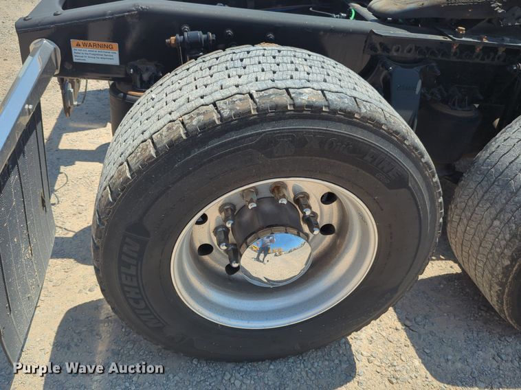 image for item NW9631 2020 Freightliner Cascadia 126 semi truck