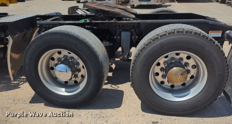 image for item NW9631 2020 Freightliner Cascadia 126 semi truck