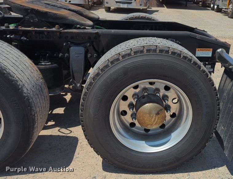 image for item NW9631 2020 Freightliner Cascadia 126 semi truck