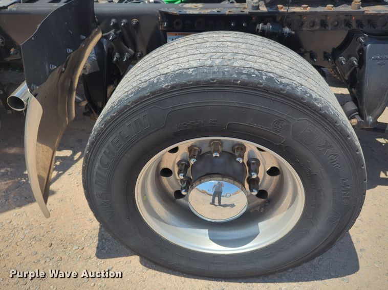 image for item NW9631 2020 Freightliner Cascadia 126 semi truck