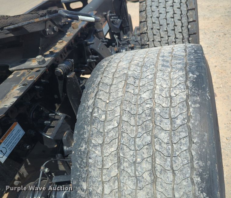 image for item NW9631 2020 Freightliner Cascadia 126 semi truck