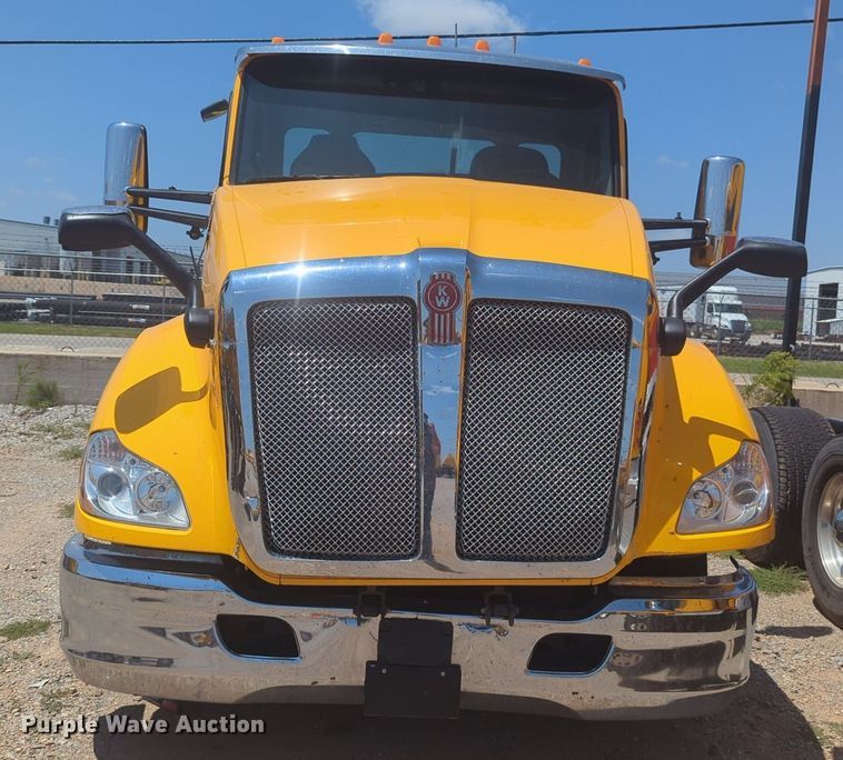 image for item NW9632 2022 Kenworth T680 semi truck