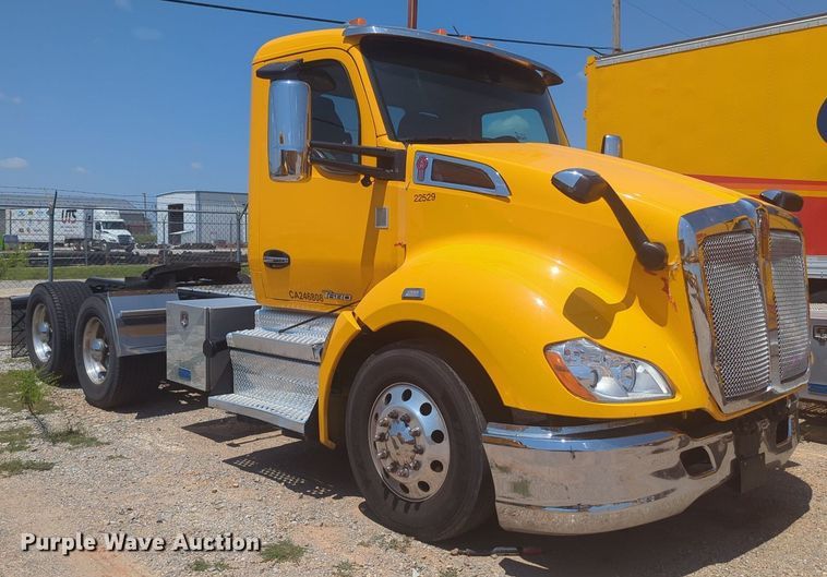 image for item NW9632 2022 Kenworth T680 semi truck