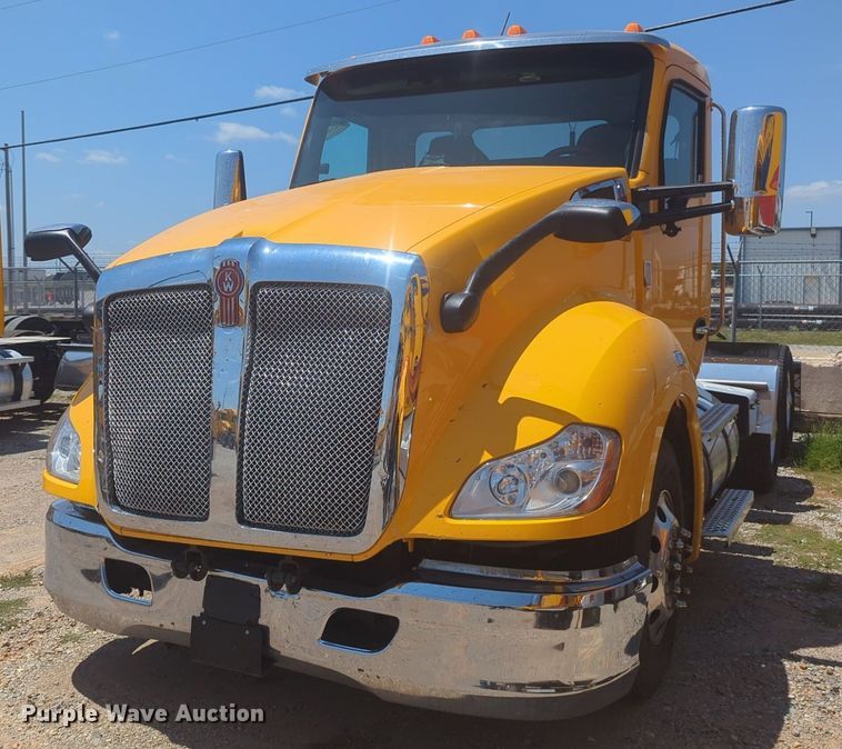image for item NW9632 2022 Kenworth T680 semi truck