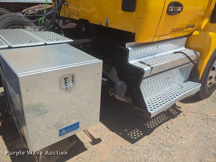 image for item NW9632 2022 Kenworth T680 semi truck